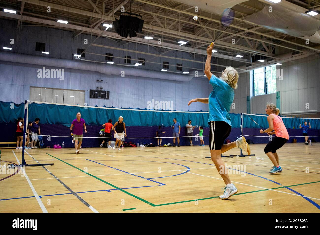 USAGE ÉDITORIAL LES joueurs de Badminton seulement aiment se remettre sur le  terrain pendant une journée collective de sports d'intérieur organisée par  Badminton England, Qui vise à souligner l'importance des installations  intérieures