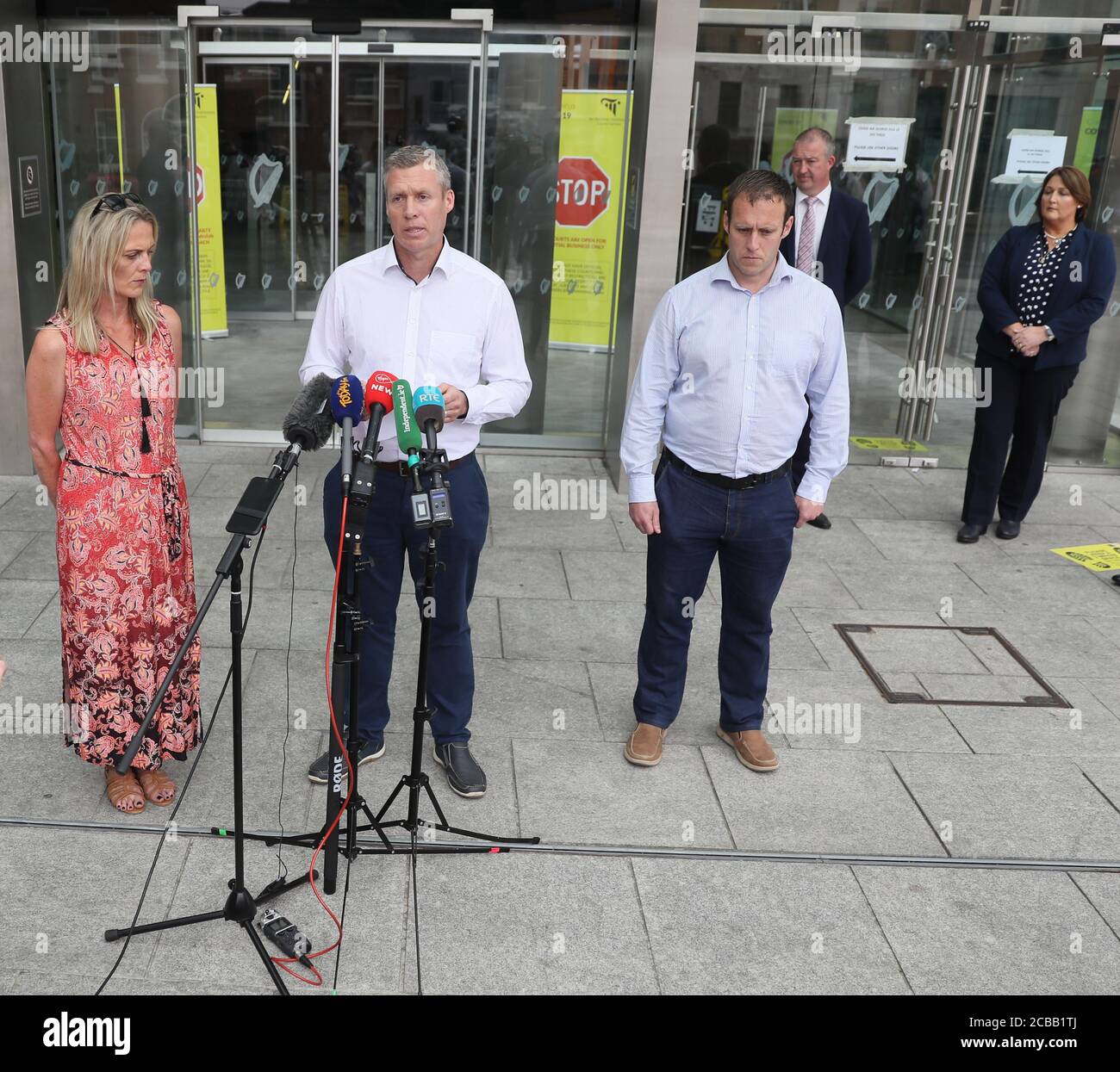 Garda Colm Donohoe, le frère d'Adrian Donohoe, s'adresse à la presse, avec Caroline Donohoe (arrière à droite), veuve d'Adrian Donohoe devant les tribunaux pénaux de Dublin, Où le jury a accepté 11-1 en faveur du verdict de culpabilité après 22 heures de délibération dans le procès d'Aaron Brady pour le meurtre capital du détective Garda Adrian Donohoe, qui a été tué par balle lors d'un vol à Lordship Credit Union près de Dundalk en janvier 2013. Banque D'Images