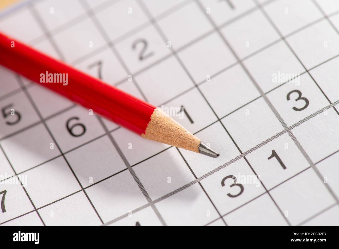 le crayon rouge se trouve sur le mot-clé puzzle Banque D'Images