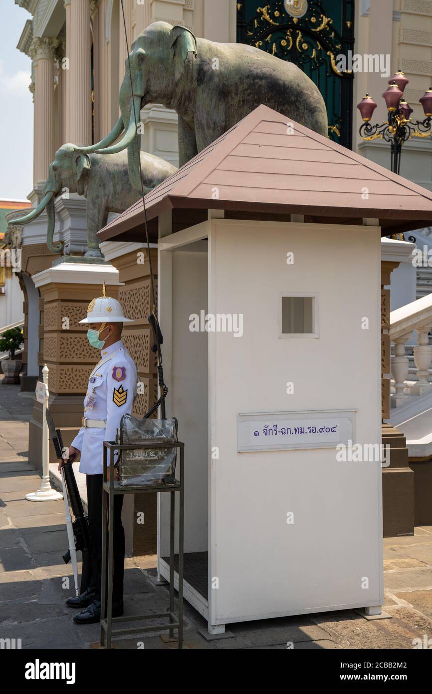 Garde royale portant un masque au Palais de l'Émeraude, Bangkok, Thaïlande Banque D'Images