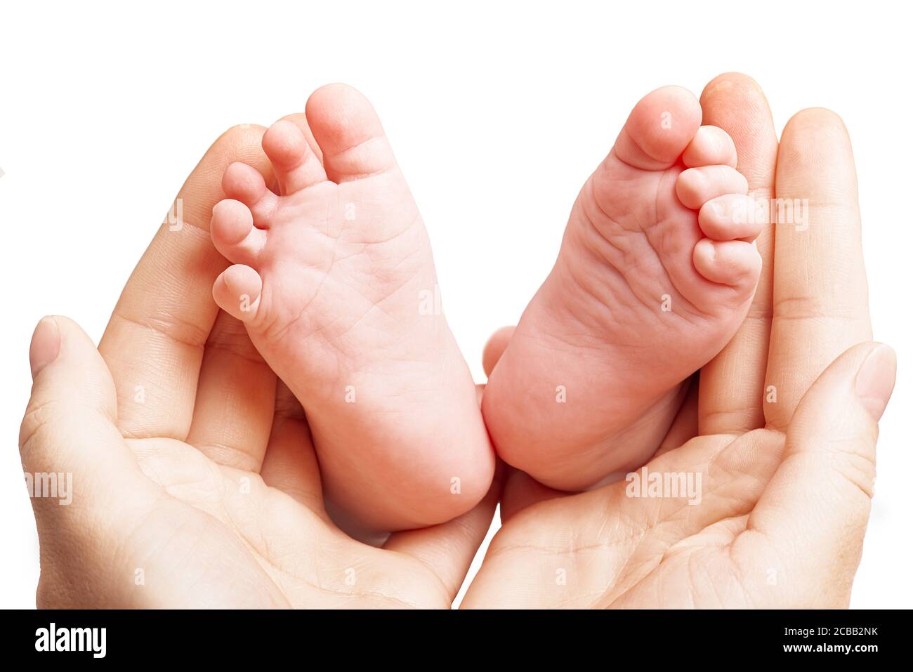 Bébé nouveau-né pieds dans les mains de la mère. Pied enfant nouveau-né, concept d'amour de famille fond blanc Banque D'Images