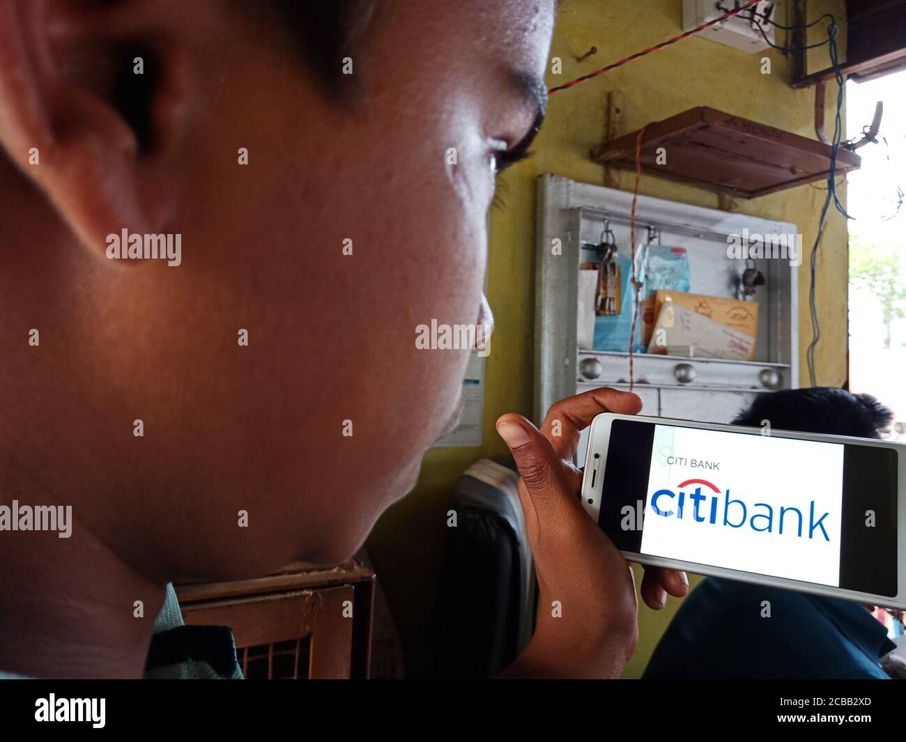 DISTRICT KATNI, INDE - 02 JUIN 2020 : un indien tenant un smartphone avec l'affichage du logo international citibank à l'écran, moderne banque educati Banque D'Images