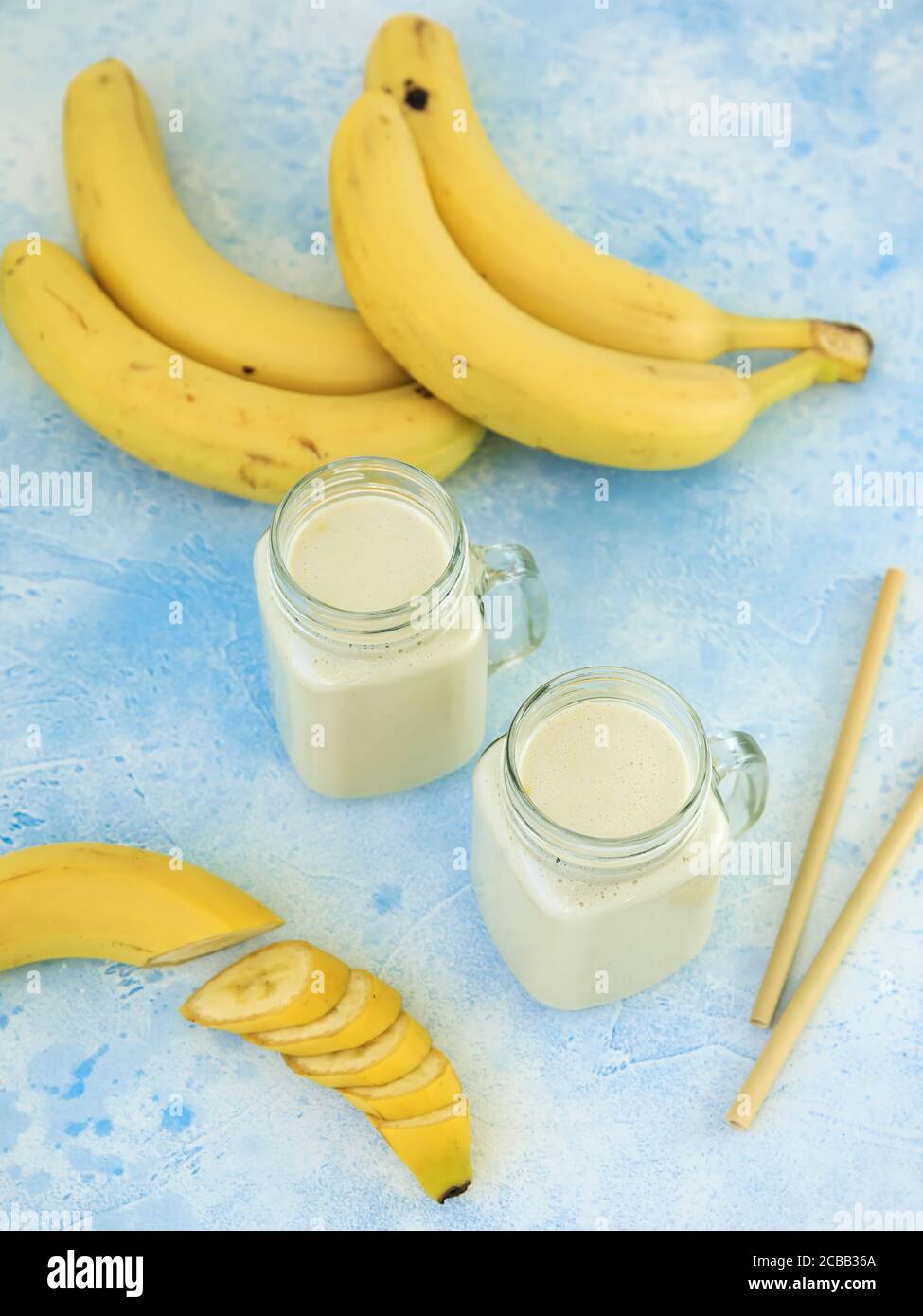Yaourt à la banane ou smoothie avec fruits à la banane. Nourriture végétarienne, régime alimentaire et concept sain Banque D'Images