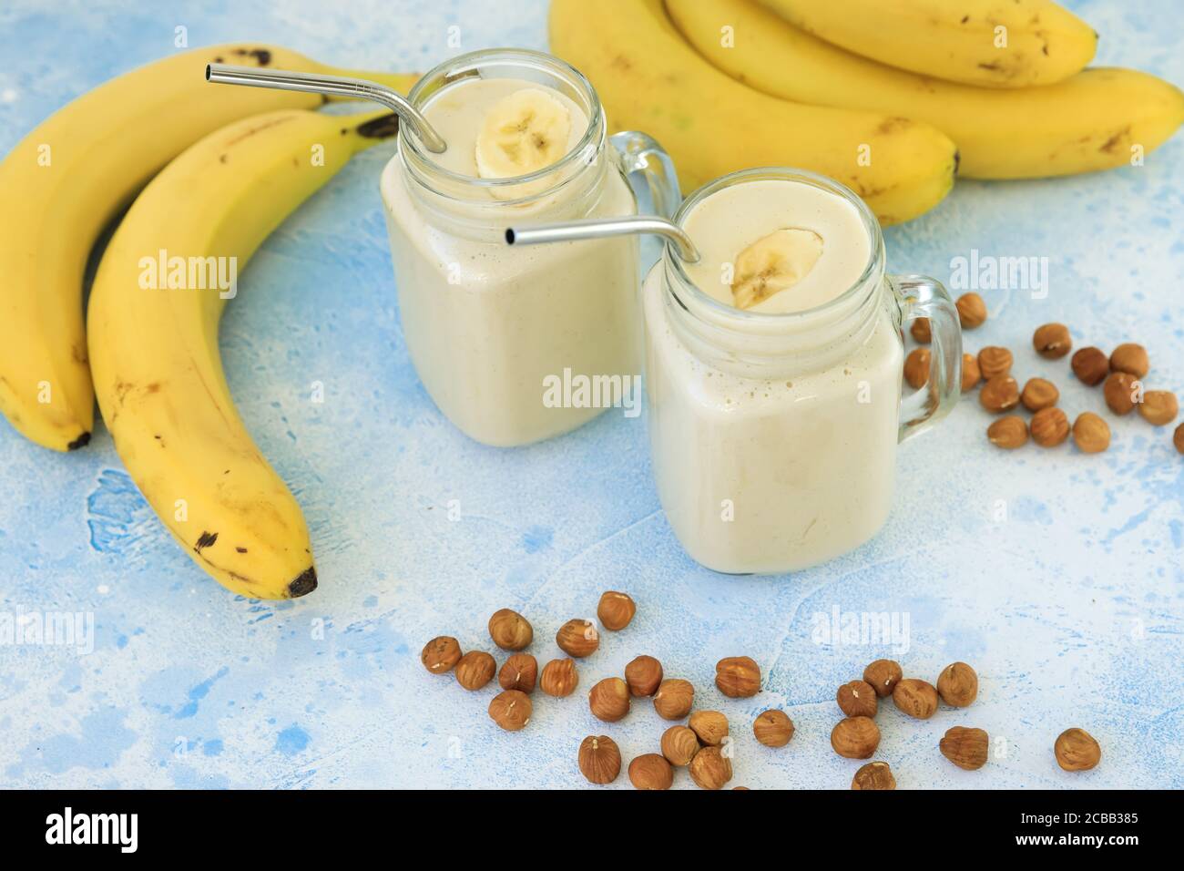 Smoothie à la banane et aux noix. Nourriture végétarienne savoureuse, régime alimentaire et concept sain Banque D'Images