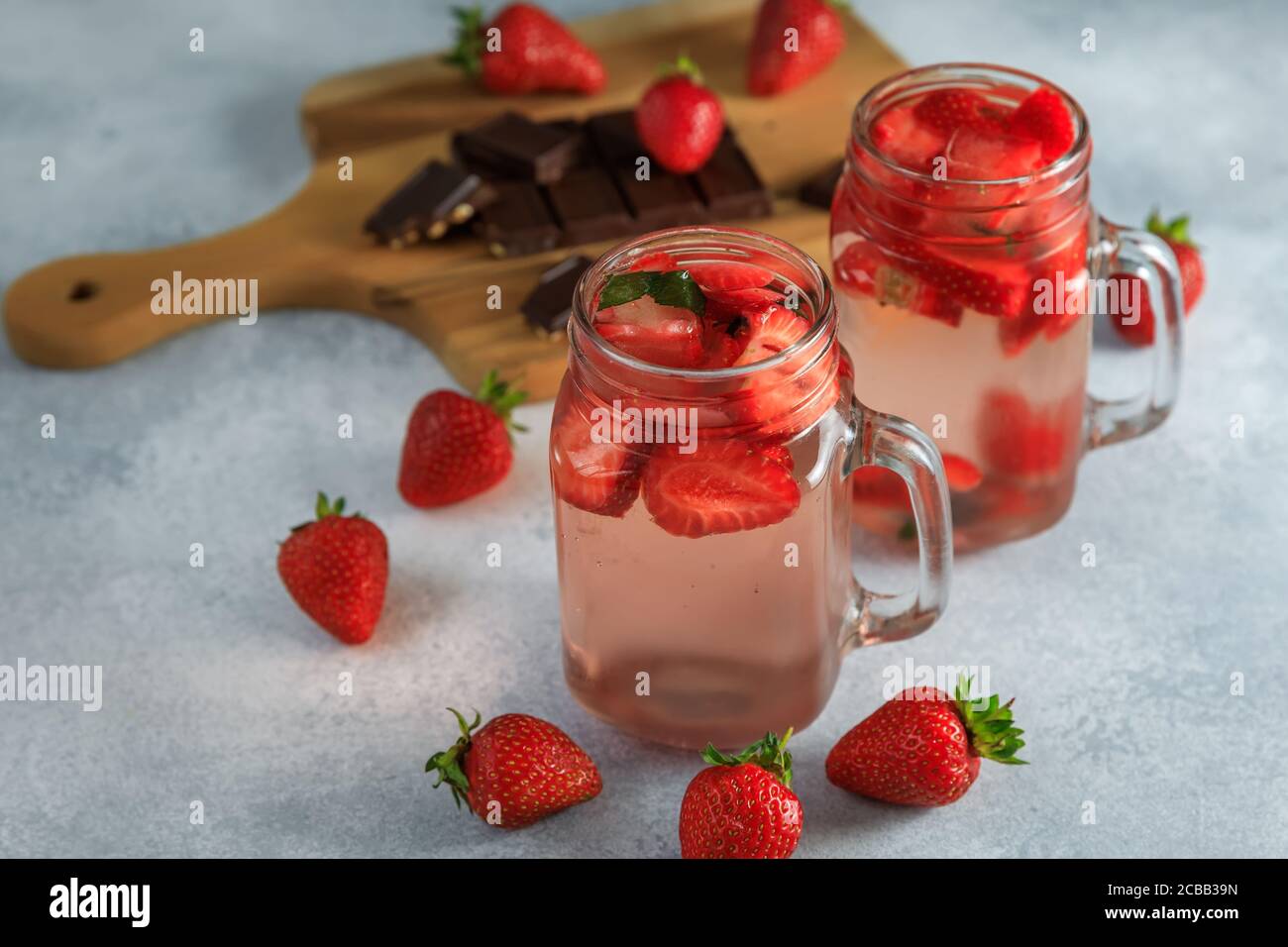 Boisson à la fraise et planche de bois au chocolat. Régime boisson fraise et concept sain Banque D'Images