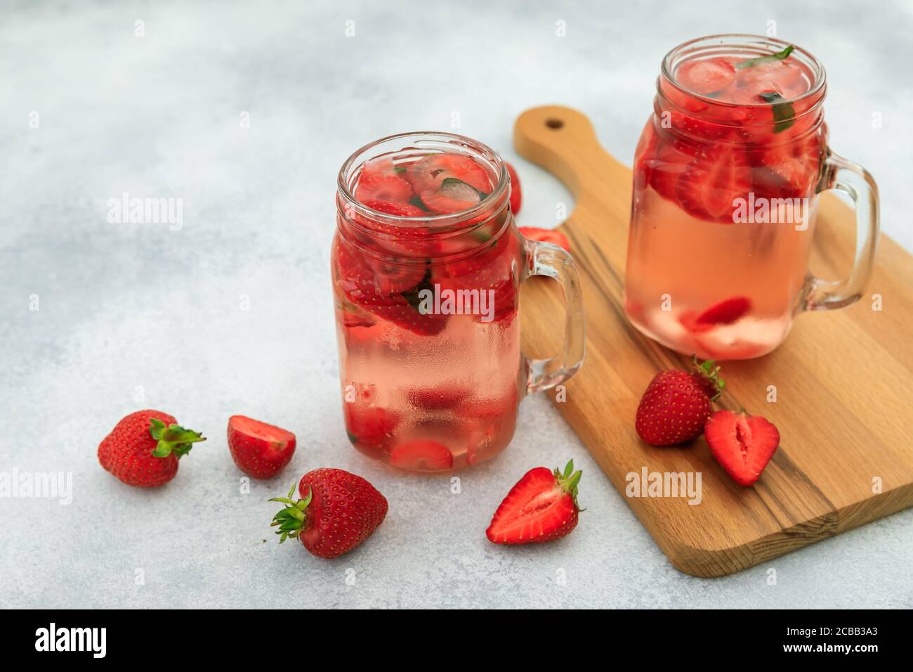 Boisson saine aux fraises avec baies et bois. Boisson de baies et concept sain Banque D'Images