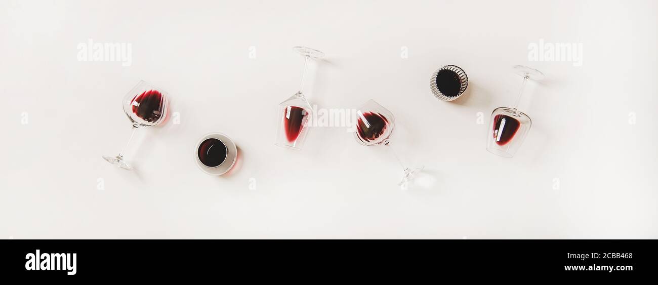 Plat de verres à vin avec vin rouge à la suite Banque D'Images
