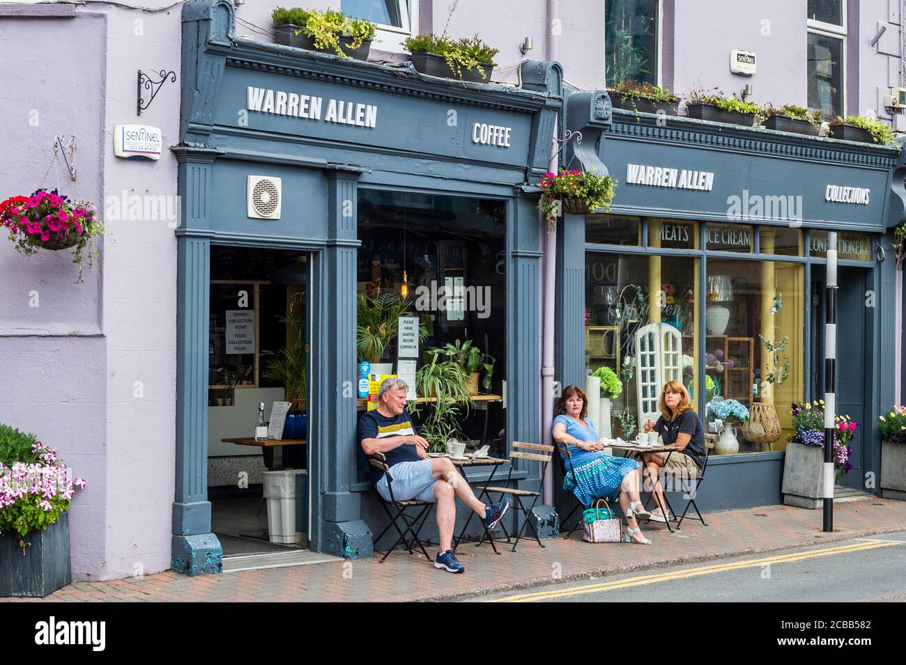 Bandon, West Cork, Irlande. 12 août 2020. Les places en plein air dans les cafés sont en train de devenir la nouvelle norme avec la pandémie COVID-19. Cet après-midi, les gens mangent et boivent à l'extérieur d'un café de Bandon. Crédit : AG News/Alay Live News Banque D'Images