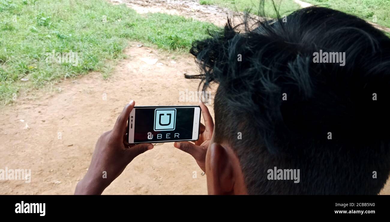 DISTRICT KATNI, INDE - 18 SEPTEMBRE 2019 : Uber technologies Inc Ride sharing Company logo affiché sur l'écran du smartphone par indian village man Hand Banque D'Images