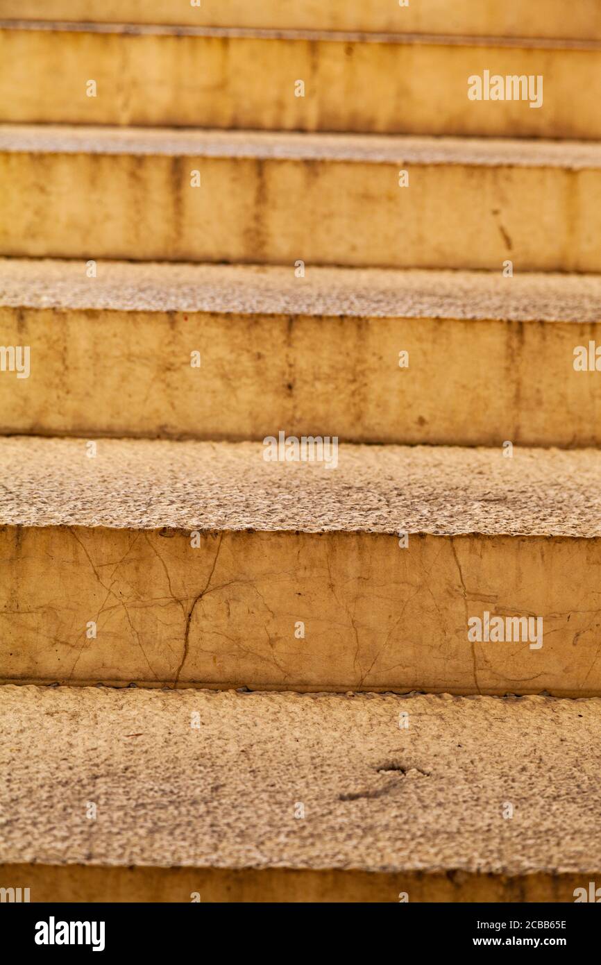 Escalier en pierre, gros plan. Marches jaunes dans le parc, fragment. Banque D'Images
