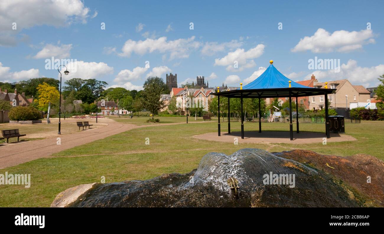 Bandstand dans un parc de la ville cathédrale d'Ely, Cambridgeshire, Angleterre. Banque D'Images