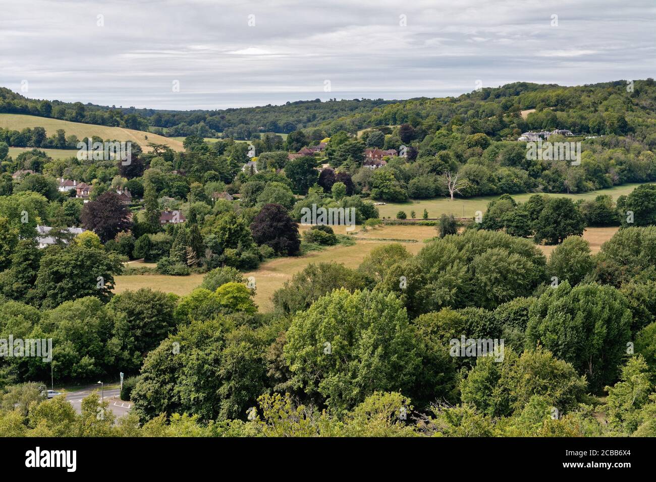 Un point de vue élevé de Box Hill of the North Downs près de Westhumble le jour de l'été, Dorking Surrey, Angleterre, Royaume-Uni Banque D'Images