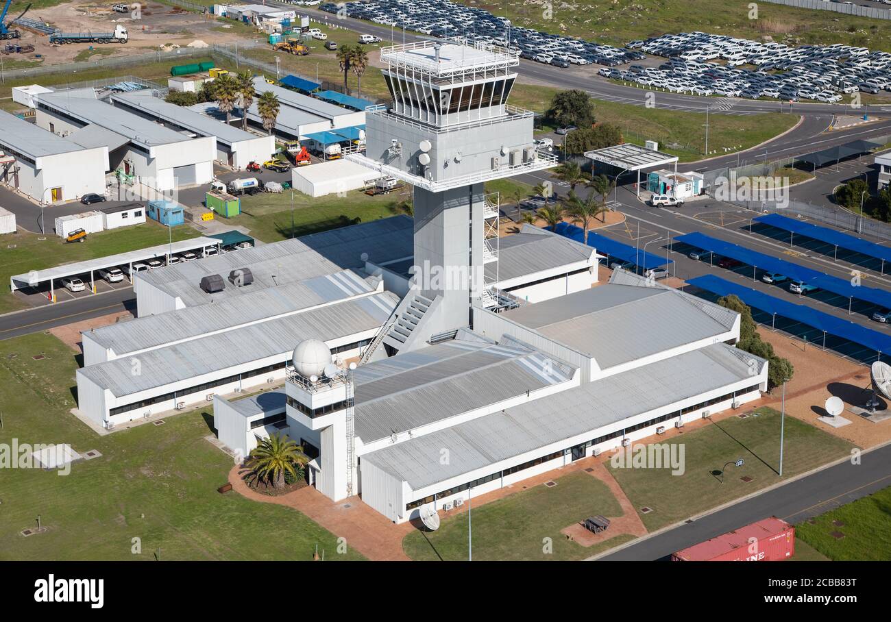 Cape Town, Western Cape / Afrique du Sud - 07/24/2020: Photo aérienne de la tour de contrôle de la circulation aérienne de l'aéroport international du Cap Banque D'Images