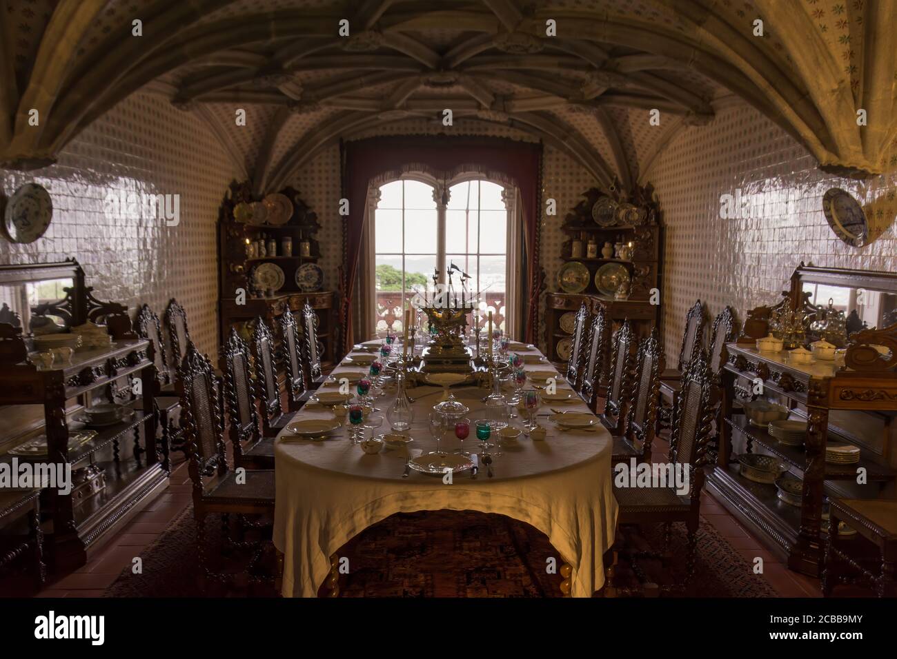 Sintra, Portugal - 15 mai 2017 : vue sur la salle à manger royale avec verre, assiettes et couverts soigneusement placés, à l'intérieur du Palais Pena (Palácio da Pena Banque D'Images