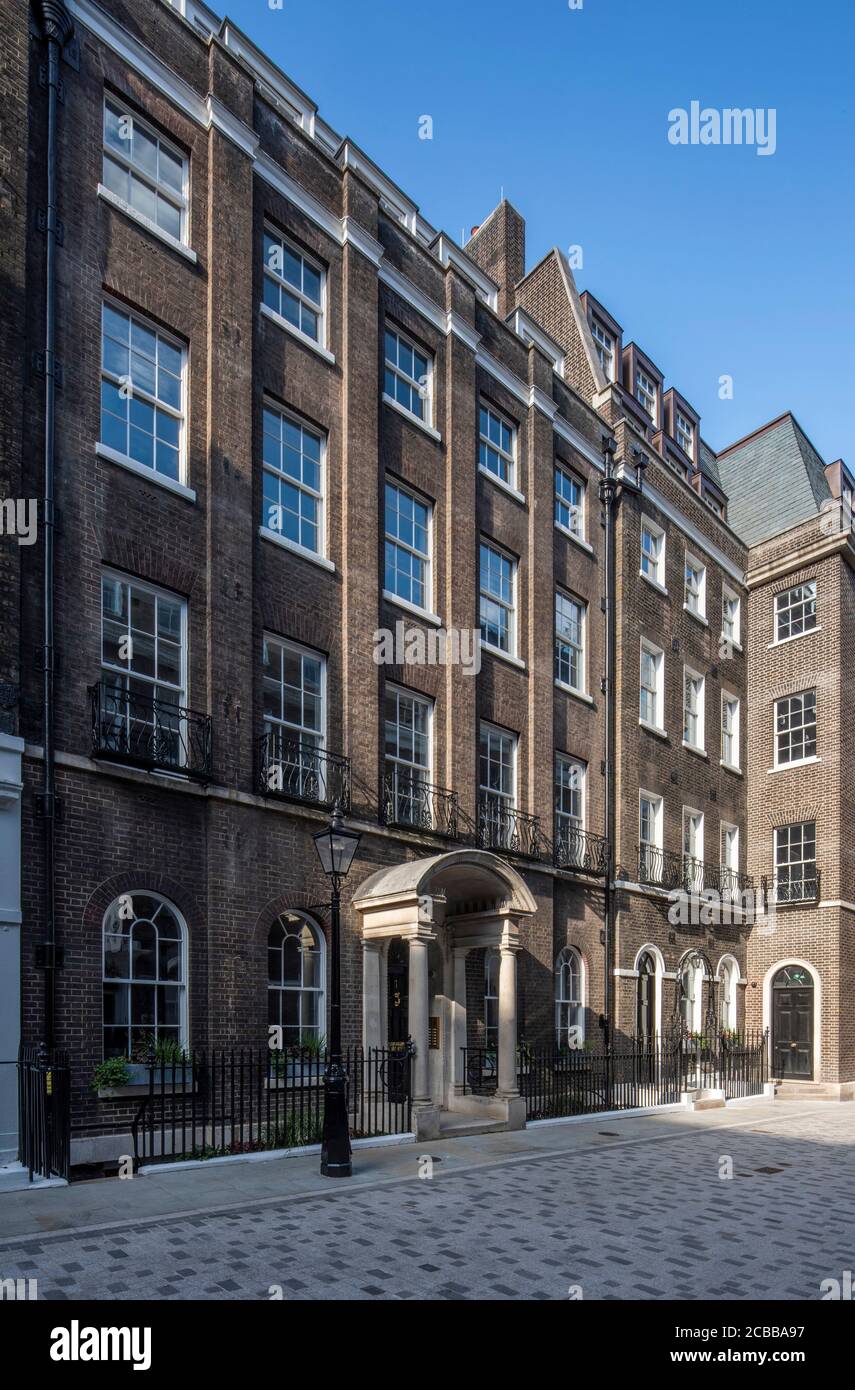 Vue oblique des élévations du sud, regardant le nord-est avec des pilastres en briques et des cadres de porte en maçonnerie. Ville de Londres LockDown 2020 - Frederick's place Banque D'Images