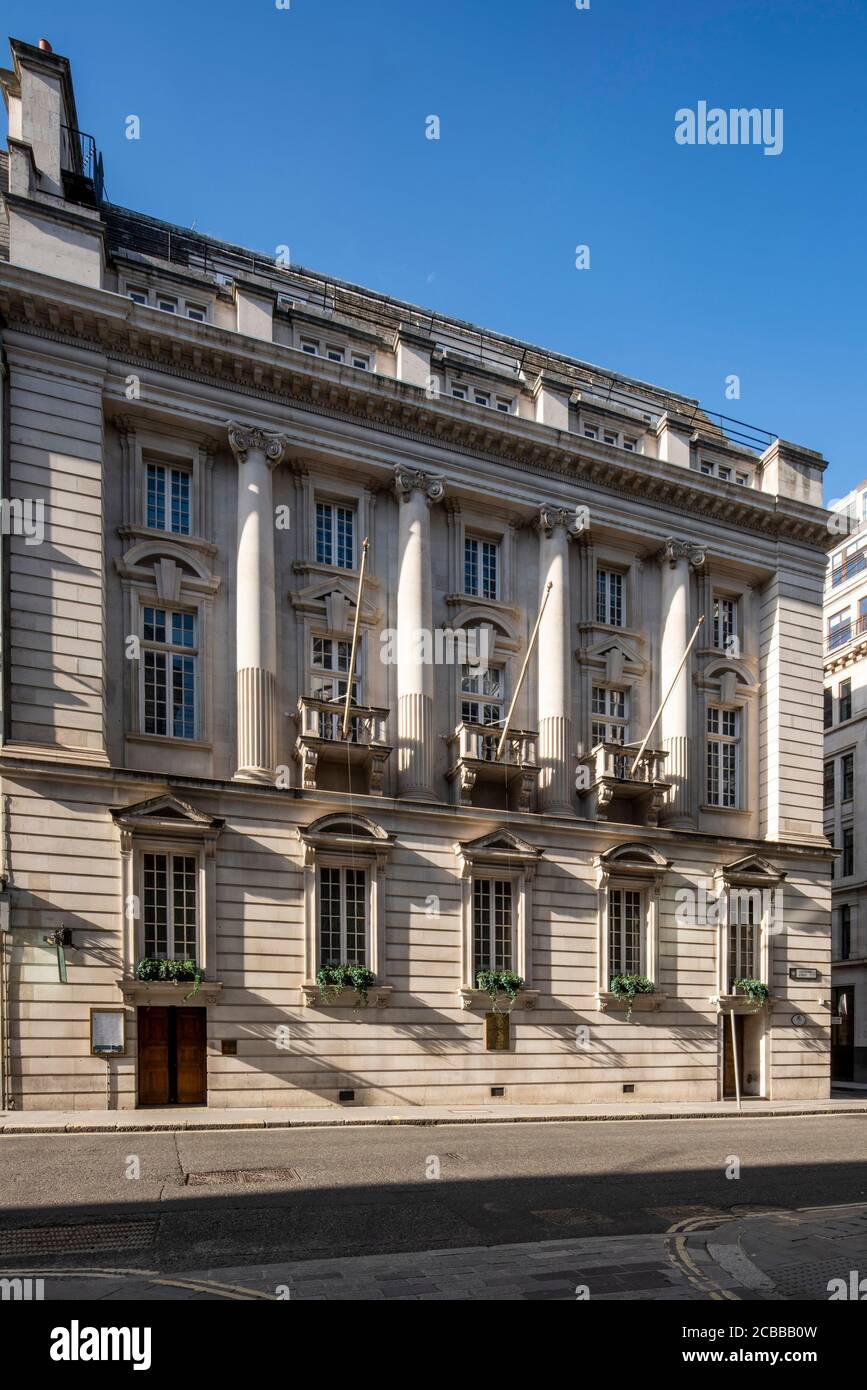 Vue légèrement oblique de l'élévation sud, vers le nord-est de l'ancien Gresham College conçu en 1913 par Dendy Watney & Sydney Perks. Ville de Londres Banque D'Images