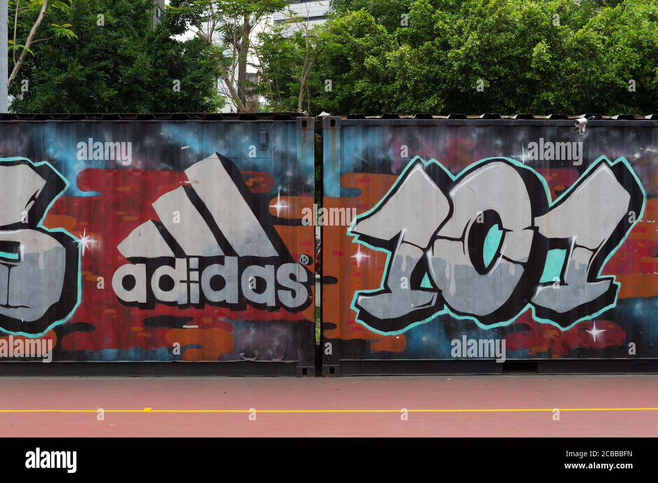 TAIPEI, TAÏWAN - VERS février 2018 : gros plan du logo Adidas. Adidas AG est une société allemande, le plus grand fabricant de vêtements de sport d'Europe Banque D'Images