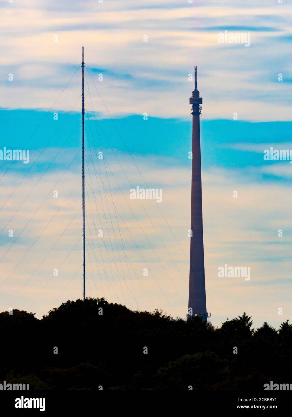 Station de transmission Emley Moor sur la droite avec un mât temporaire sur la gauche. West Yorkshire, Royaume-Uni Banque D'Images