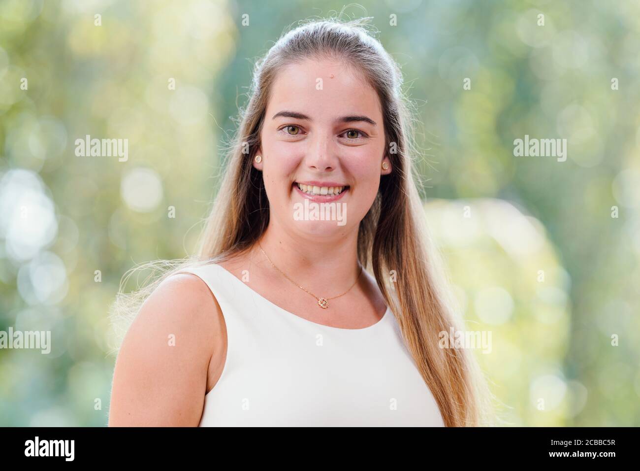 12 août 2020, Rhénanie-Palatinat, Neustadt an der Weinstraße: EVA Lanzerath von der Ahr, candidat au poste de la Reine allemande des vins, se trouve sur le terrain de la Villa Böhm. L'élection de la Reine allemande du vin aura lieu le 25 septembre dans le Saalbau à Neustadt an der Weinstraße, mais en raison de la réglementation de la couronne sans audience. De plus, seulement sept des 13 régions viticoles participent aux élections. Photo: Uwe Anspach/dpa Banque D'Images