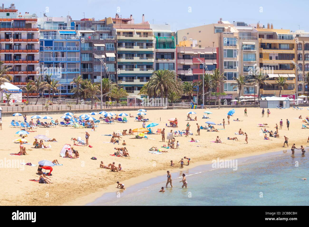 Gran Canaria, Îles Canaries, Espagne. 12 août 2020. Les habitants et les touristes impairs sur une plage tranquille de la ville de Las Palmas sur Gran Canaria comme 85 nouveaux cas de coronavirus sont signalés dans les îles Canaries dans les 24 heures précédentes (59 de ceux sur Gran Canaria). 85 % des nouveaux cas sont des personnes de moins de 30 ans. Crédit : Alan Dawson/Alay Live News Banque D'Images