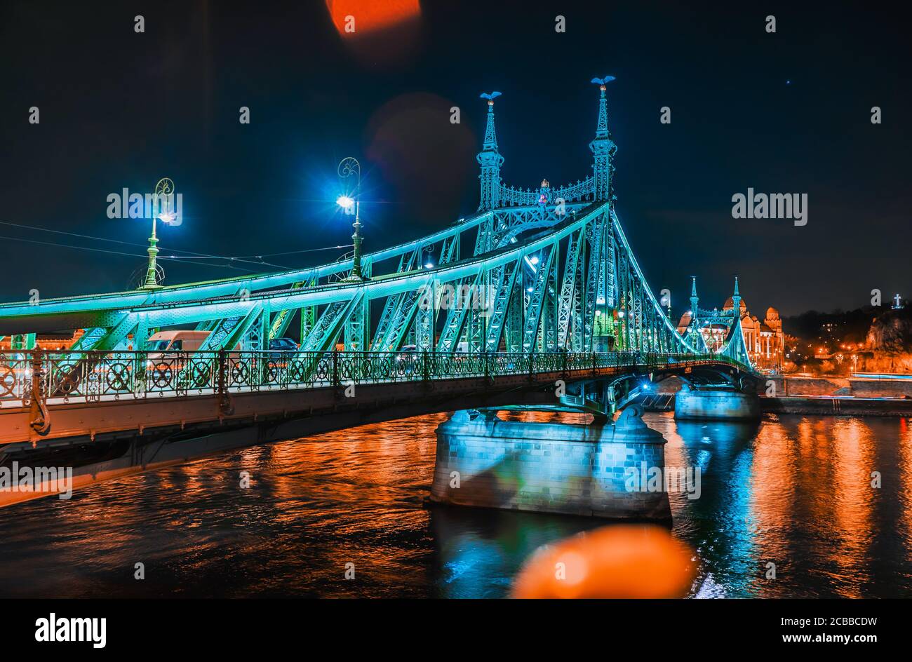 Vue de nuit sur le pont Liberty illuminé de Budapest. Banque D'Images