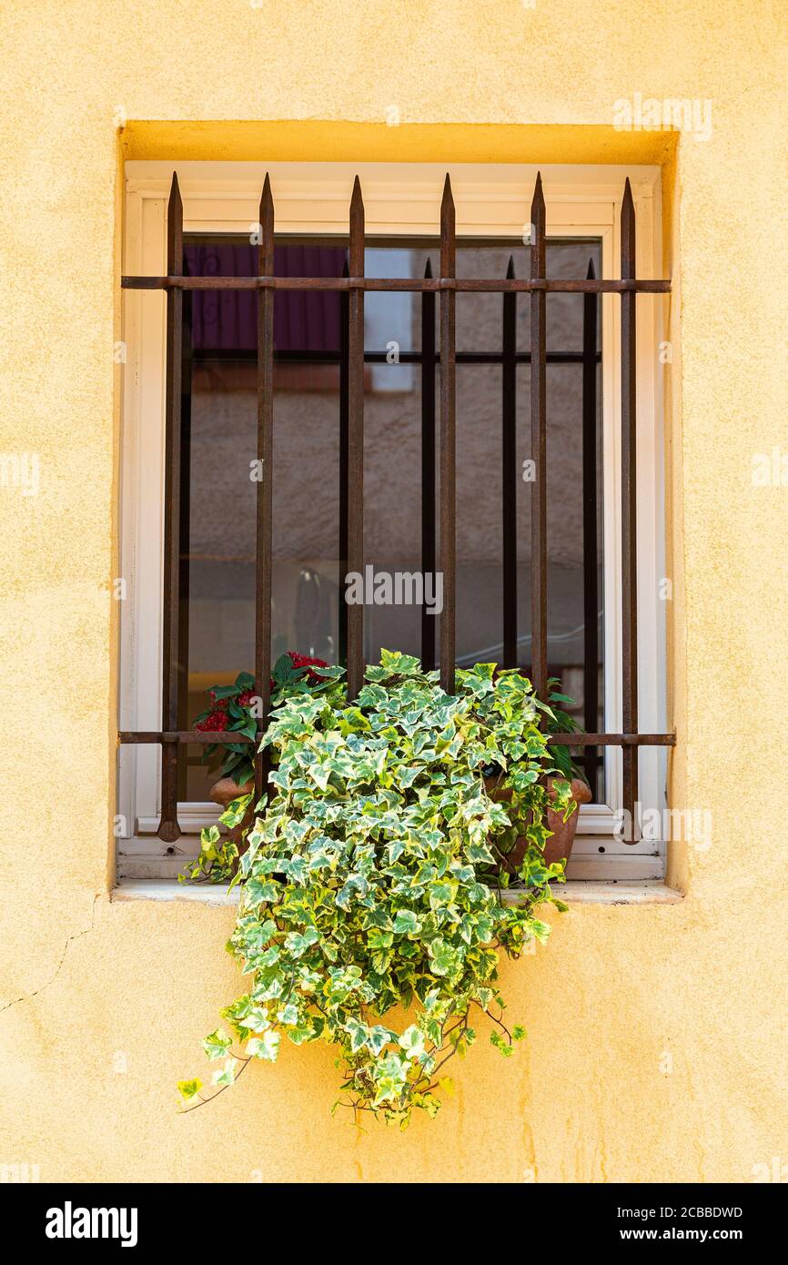 Une fenêtre dans le village français d'Ocher de Roussillon Banque D'Images