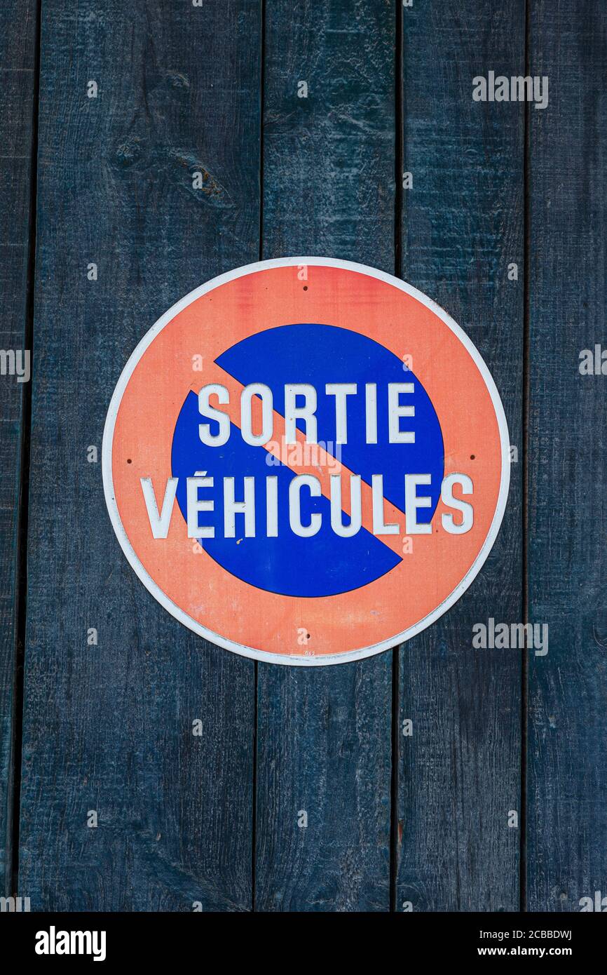 Un panneau Sortie Vehicules (véhicules de sortie) en France Banque D'Images