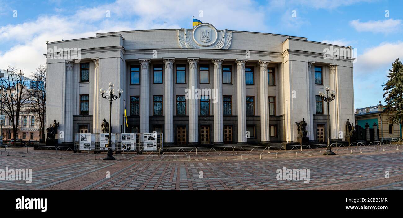 KIEV, UKRAINE - JANVIER 12,2020: Verkhovna Rada (Parlement) sur la rue Hrushevsky dans le parc Mariinsky à Kiev, Ukraine le 12 janvier 202 Banque D'Images