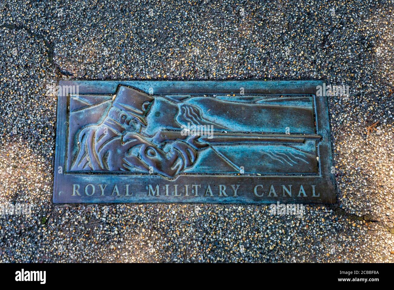Une plaque dans la chaussée le long du canal militaire royal à Hythe, Kent, Angleterre Banque D'Images