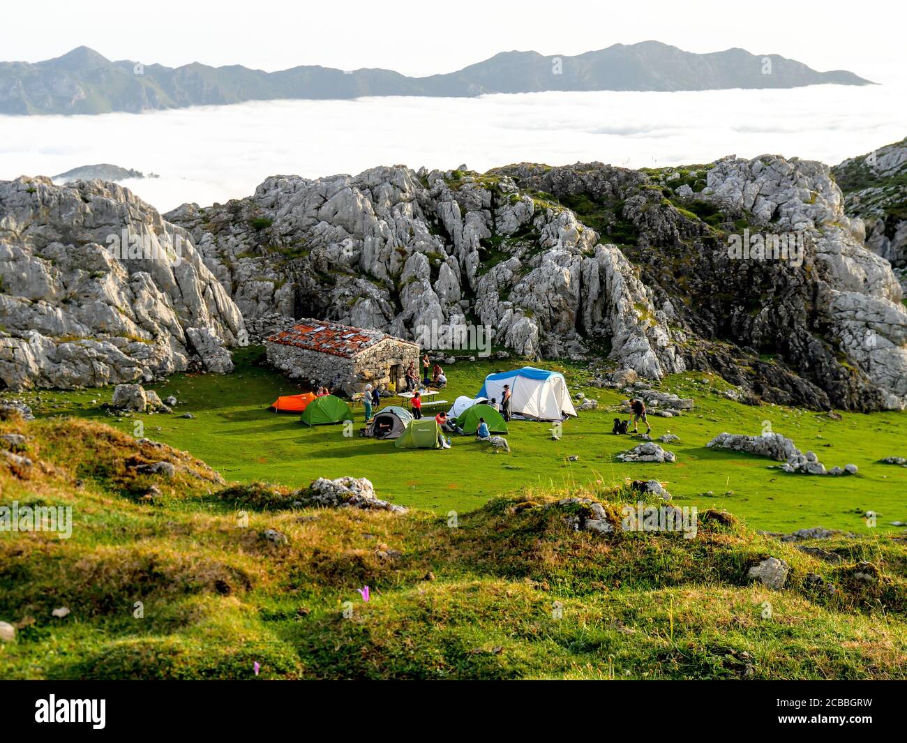 Camping dans les Picos de Europa, en arrière-plan vous pouvez voir la Sierra del Cuera à Llanes. Picos de Europa (Asturies/ Espagne) Banque D'Images