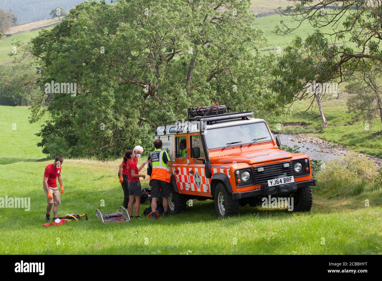 Yorkshire, Royaume-Uni, 12 août 2020 : un équipage d'ambulance et une équipe de secours en montagne ont été appelés à un incident près d'Appletreewick, où une femme avait une cheville brisée présumée et devait être étirée. Des dizaines de vacanciers et de gens du coin ont profité de la chaleur de 28 degrés pour nager dans la rivière Wharfe dans le parc national de Yorkshire Dales. Anna Watson/Alay Live News Banque D'Images