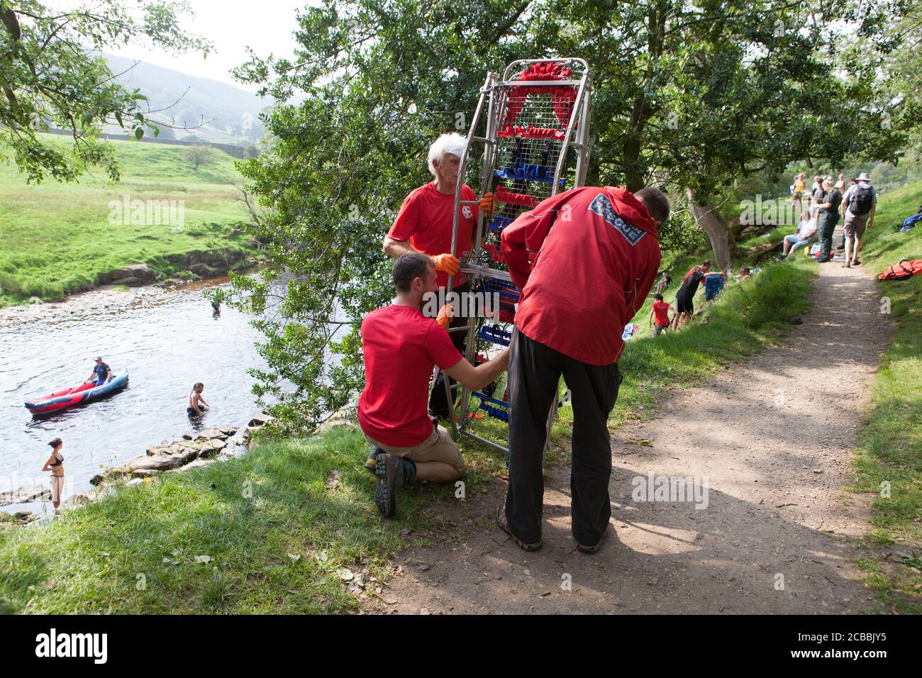 Yorkshire, Royaume-Uni, 12 août 2020 : un équipage d'ambulance et une équipe de secours en montagne ont été appelés à un incident près d'Appletreewick, où une femme avait une cheville brisée présumée et devait être étirée. Des dizaines de vacanciers et de gens du coin ont profité de la chaleur de 28 degrés pour nager dans la rivière Wharfe dans le parc national de Yorkshire Dales. Anna Watson/Alay Live News Banque D'Images