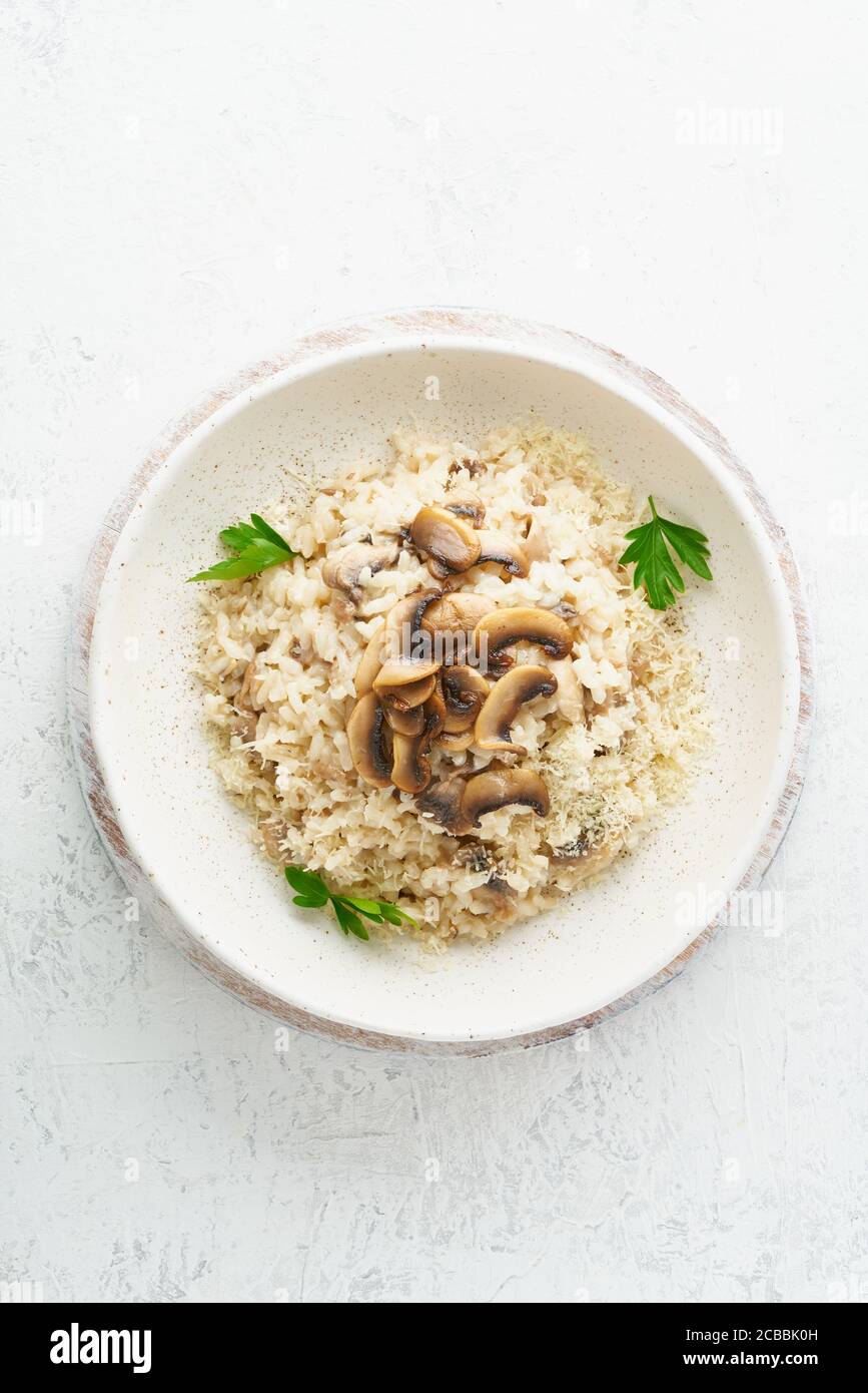 Risotto aux champignons dans l'assiette. Porridge de riz aux champignons et au persil Banque D'Images