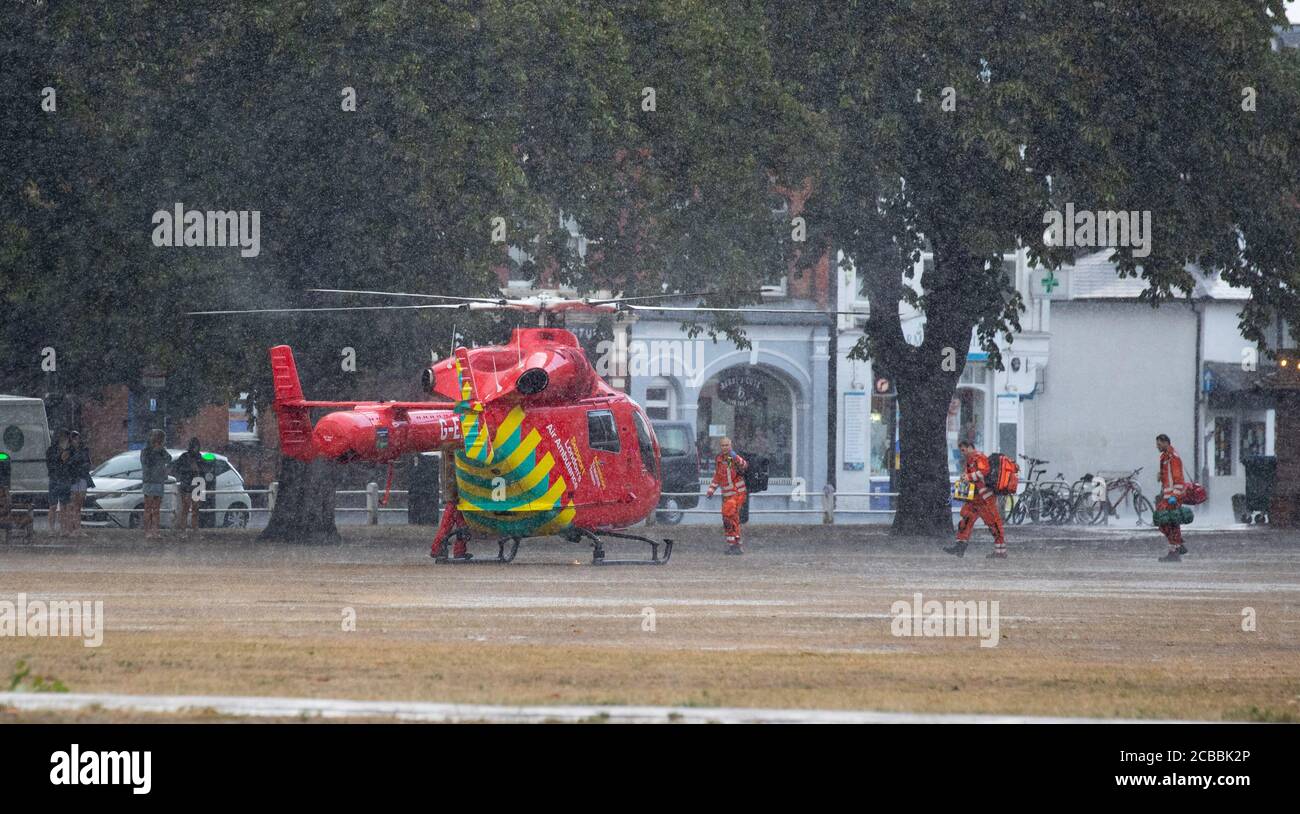Londres, Royaume-Uni. 12 août 2020 l'ambulance aérienne de Londres atterrit sur Twickenham Green pendant les fortes pluies et les tempêtes de grêle, près du magasin local de Sainsbury. Andrew Fosker / Alamy Live News Banque D'Images