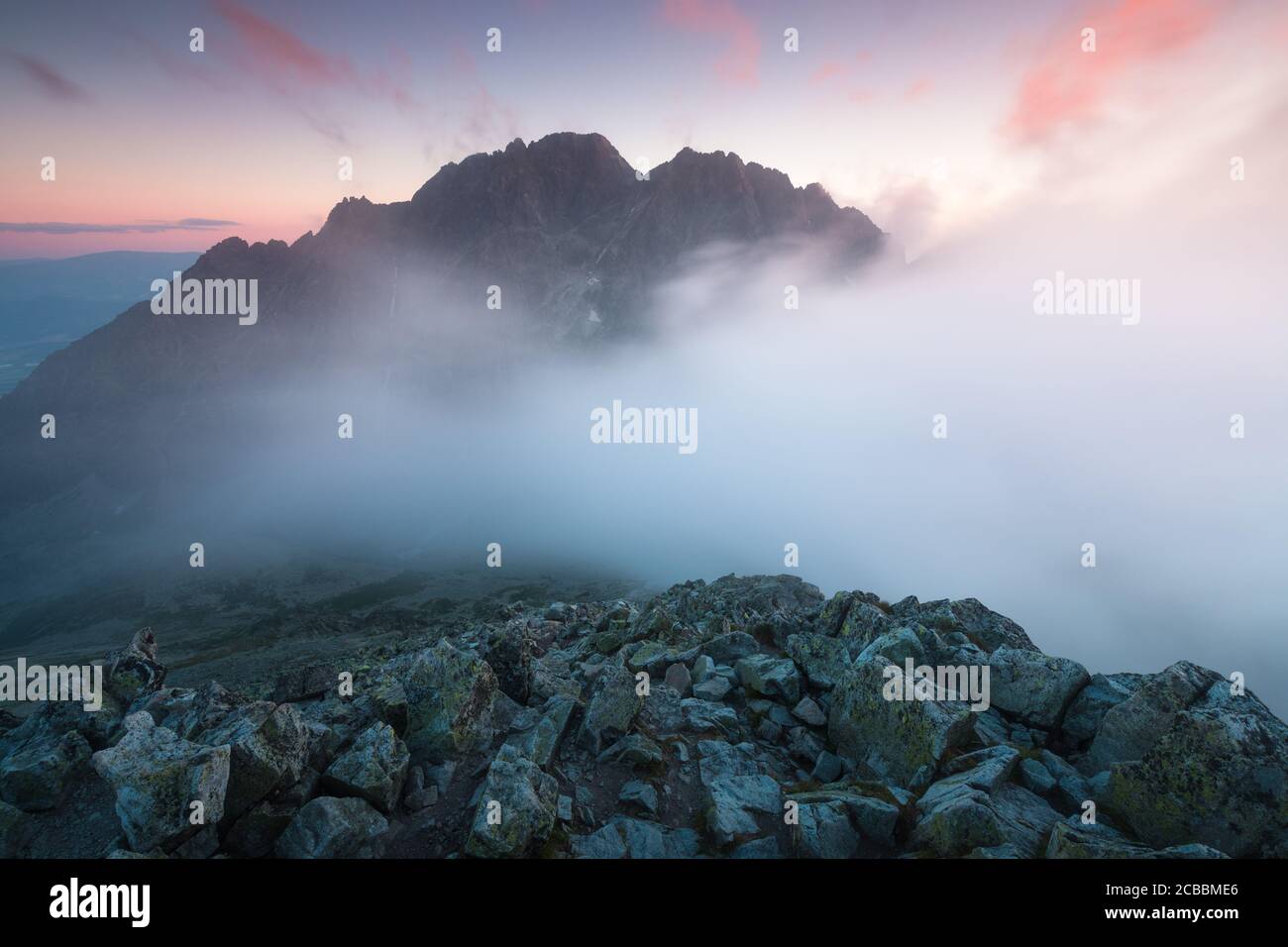 Panorama avec brouillard et montagnes à Banff, en Alberta. Paysage du matin avec une atmosphère brumeuse.magnifique fond de nature. Premier jour d'automne Banque D'Images