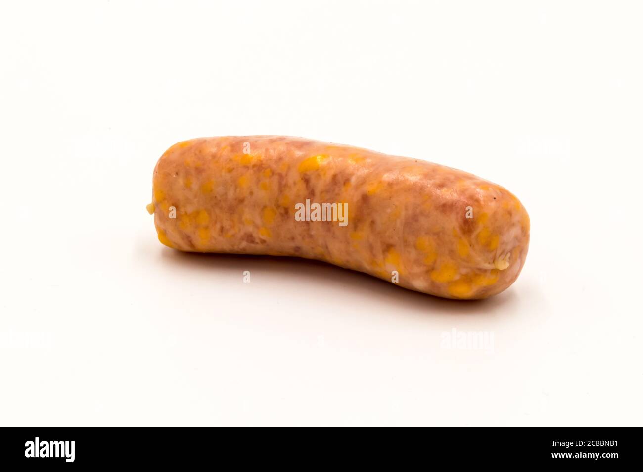 une saucisse blanche au fromage brut sur fond blanc Banque D'Images une saucisse blanche au fromage brut sur fond blanc Banque D'Images