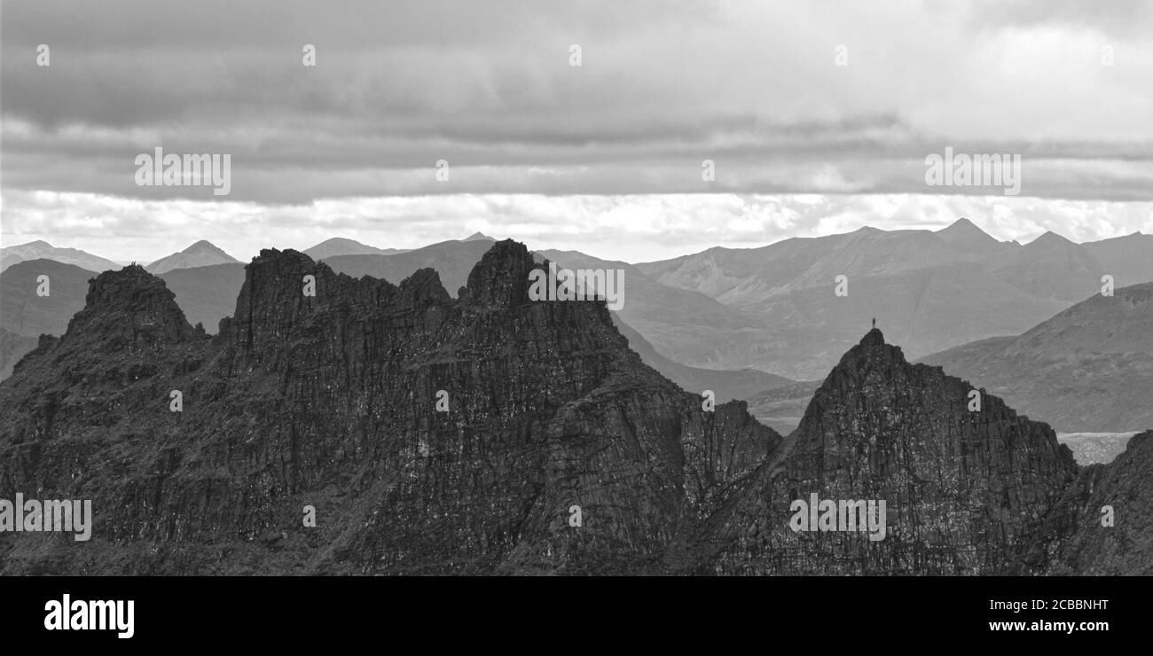 Crête dentelée d'une montagne de Teallach avec randonneur Banque D'Images