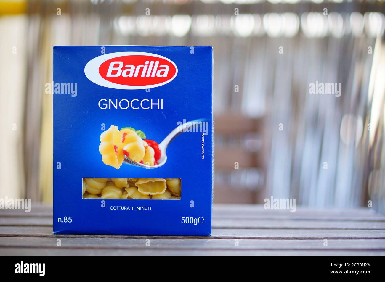 POZNAN, POLOGNE - 31 juillet 2020 : pâtes Barilla Gnocchi dans une boîte en  papier bleue sur une table en bois. Célèbre produit italien populaire Photo  Stock - Alamy