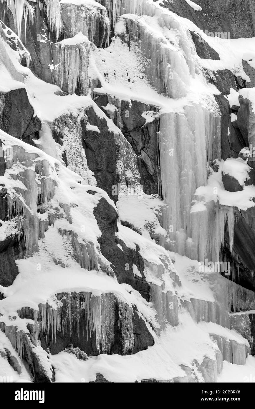 Icefall - décorations de glace d'hiver aux chutes Tokopah. Marble Fork Kaweah River, parc national de Sequoia, Californie, États-Unis Banque D'Images
