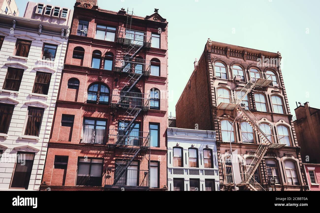 Maisons anciennes avec des évasions de feu, couleurs appliquées, New York City, Etats-Unis. Banque D'Images