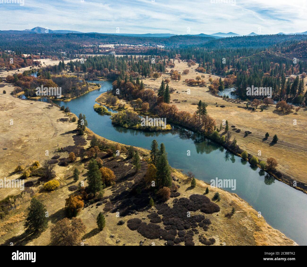 Repos d'automne - la rivière Pit coule sereinement dans la vallée de Hat Creek, avec Bald Mountain et Lassen National Forest en arrière-plan. Cassel, CA, États-Unis Banque D'Images