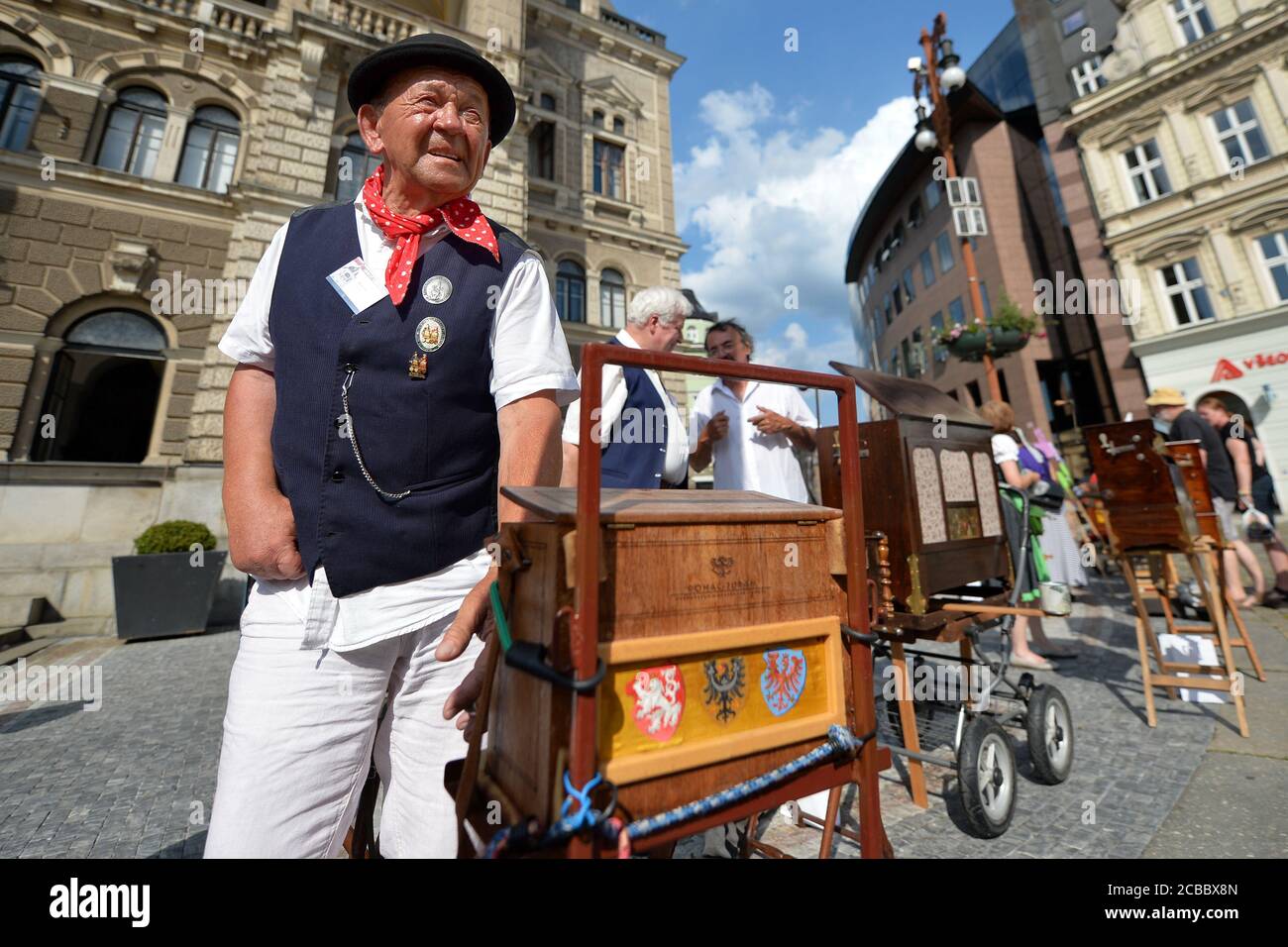 Liberec, République tchèque. 12 août 2020. Le festival international Barrel Organ Air s'ouvre le 12 août et se déroule jusqu'au 13 août 2020 à Liberec en République tchèque. Un orgue à canon est un instrument de musique mécanique composé de soufflets et d'un ou plusieurs rangs de tuyaux logés dans un boîtier, habituellement en bois, et souvent très décorés. Le principe de base est le même qu'un orgue traditionnel, mais plutôt que d'être joué par un organiste, l'orgue est activé soit par une personne qui tourne une manivelle, soit par des pointages entraînés par des poids. Credit: Slavek Ruta/ZUMA Wire/Alamy Live News Banque D'Images