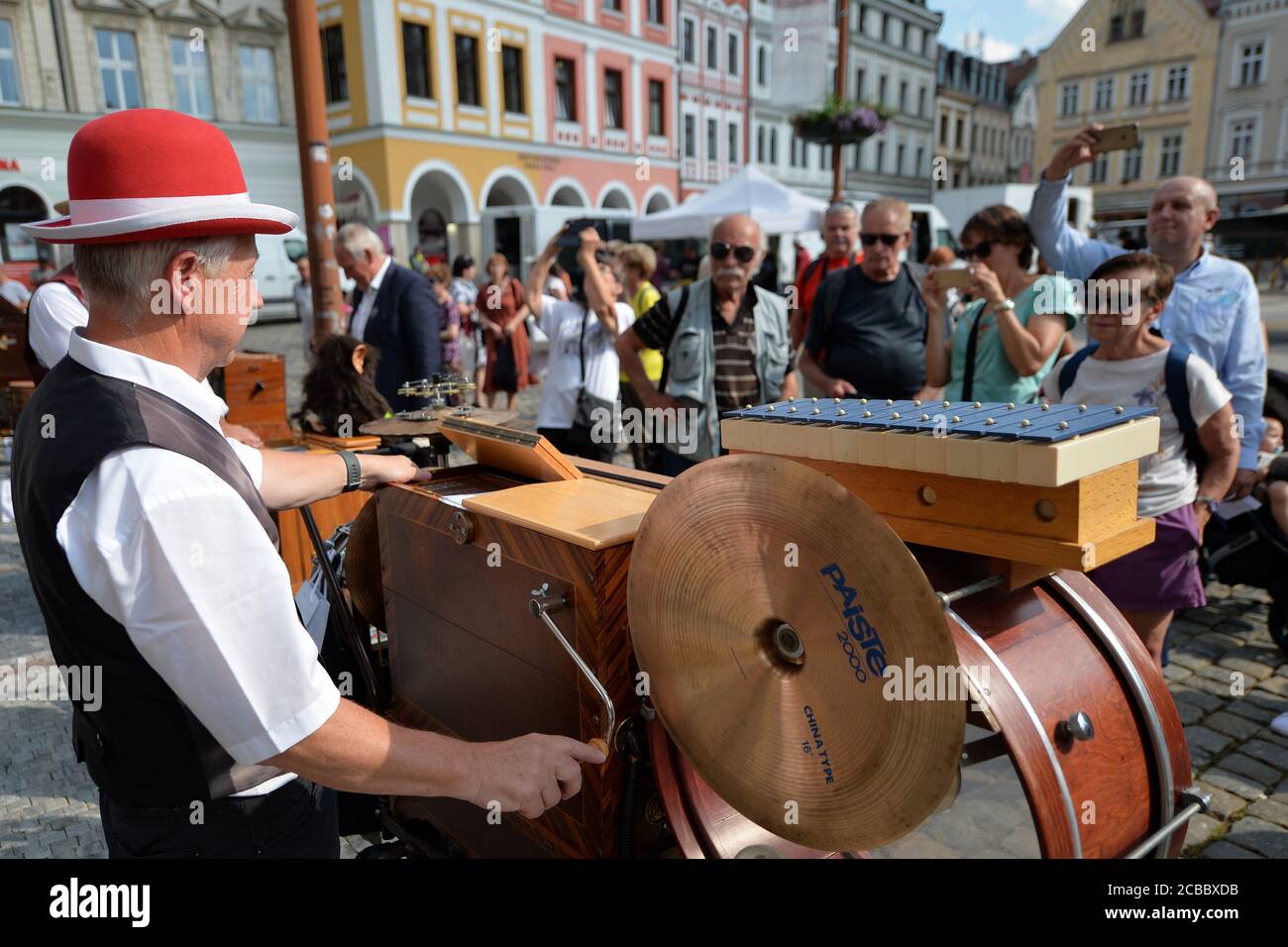 Liberec, République tchèque. 12 août 2020. Le festival international Barrel Organ Air s'ouvre le 12 août et se déroule jusqu'au 13 août 2020 à Liberec en République tchèque. Un orgue à canon est un instrument de musique mécanique composé de soufflets et d'un ou plusieurs rangs de tuyaux logés dans un boîtier, habituellement en bois, et souvent très décorés. Le principe de base est le même qu'un orgue traditionnel, mais plutôt que d'être joué par un organiste, l'orgue est activé soit par une personne qui tourne une manivelle, soit par des pointages entraînés par des poids. Credit: Slavek Ruta/ZUMA Wire/Alamy Live News Banque D'Images