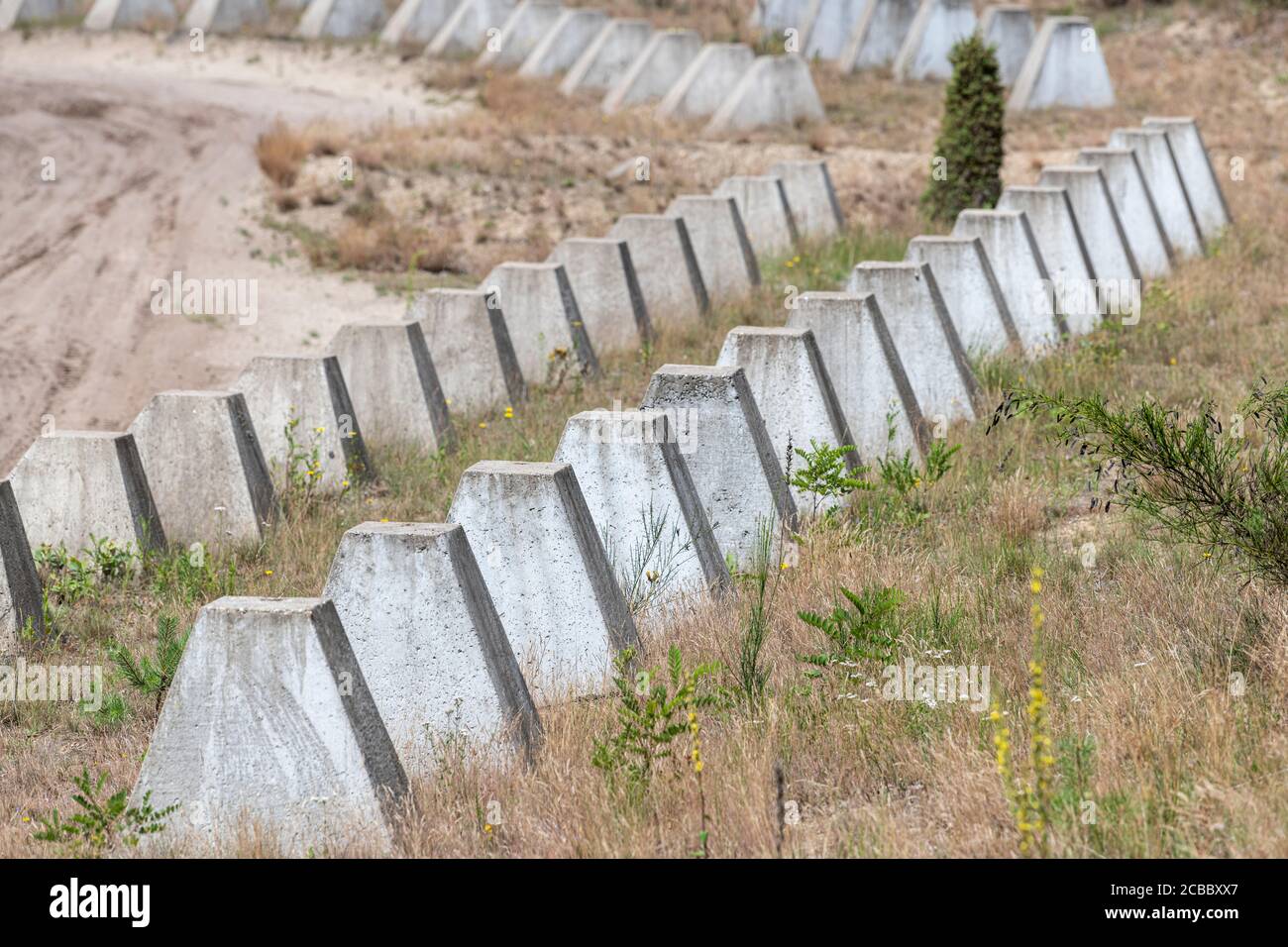 Béton dents de dragon comme une barrière de réservoir aux pays-Bas Banque D'Images