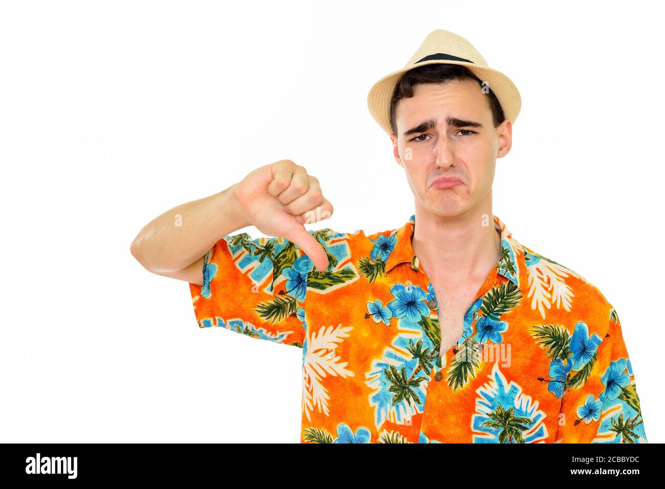 Photo studio d'un triste touriste caucasien portant une chemise hawaïenne et en laissant le pouce vers le bas isolé sur fond blanc Banque D'Images