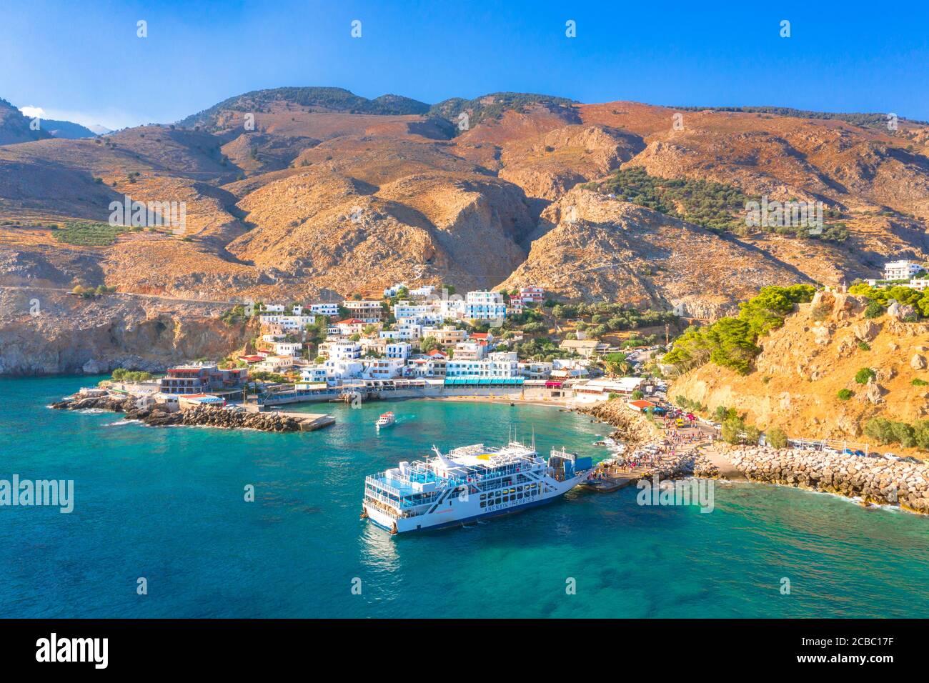 Le petit village traditionnel de Chora Sfakion, Sfakia, Chania, Crète, Grèce. Banque D'Images