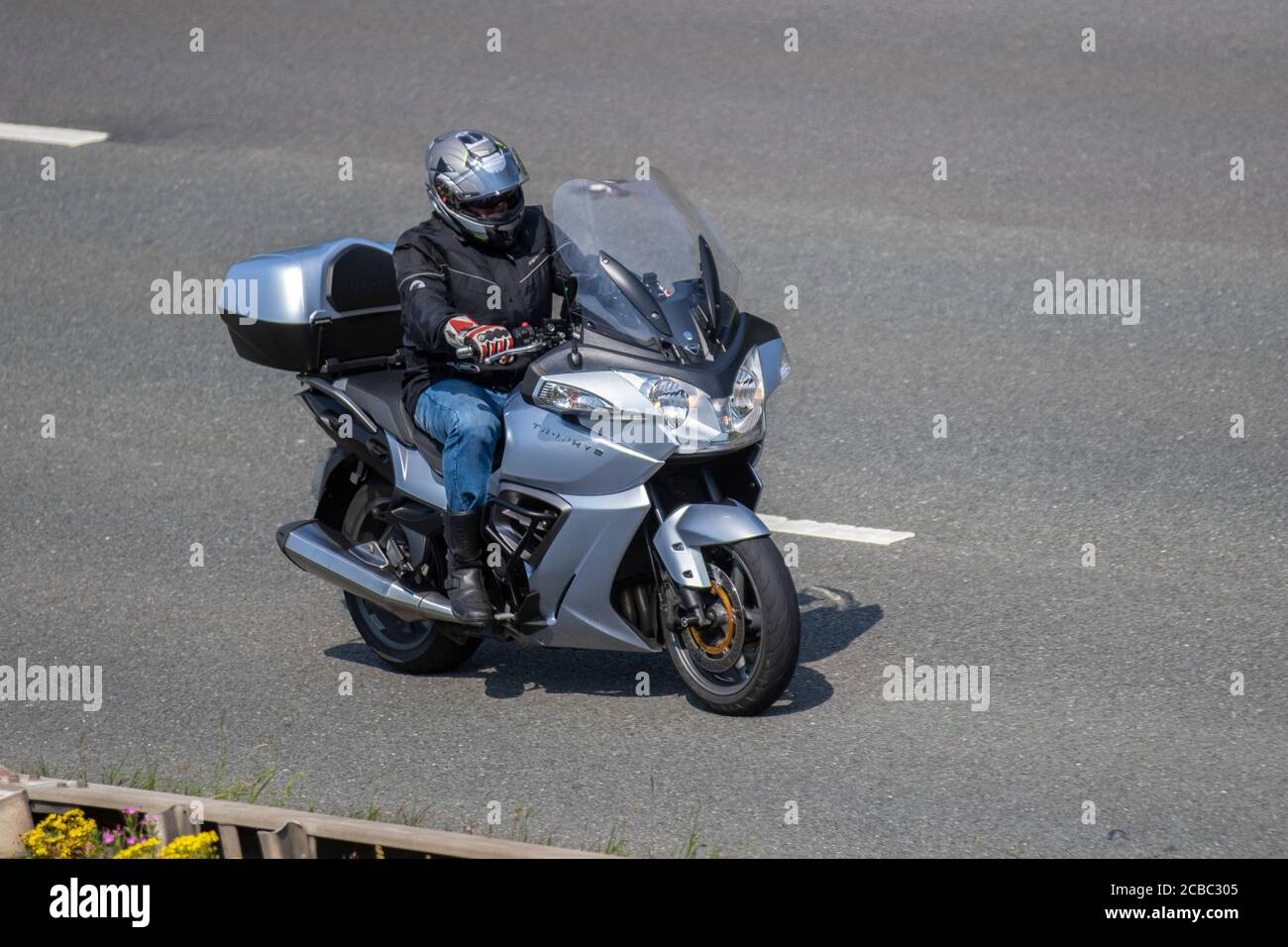 Triumph Trophy 2013 se 1215cc, 12 soupapes, DACT , refroidi par liquide, pilote de moto à moteur 3 cylindres; deux véhicules à roues, motos, véhicule, routes, motos, motocyclistes motocyclisme à Chorley, Royaume-Uni Banque D'Images