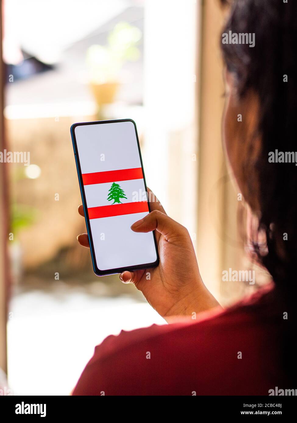 Assam, inde - 8 août 2020 : drapeau du Liban sur l'écran du téléphone. Banque D'Images