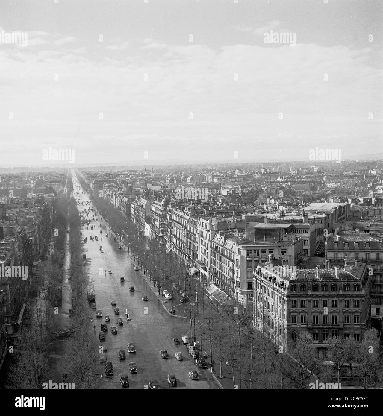 Années 1950, historique, Paris, France, vue aérienne de la ville et l'un des boulevards parisiens classiques bordés d'arbres ou de larges routes. D'intérêt ici à cette époque est le niveau constant de la ligne d'horizon de la ville, sans bâtiments extra hauts. Banque D'Images