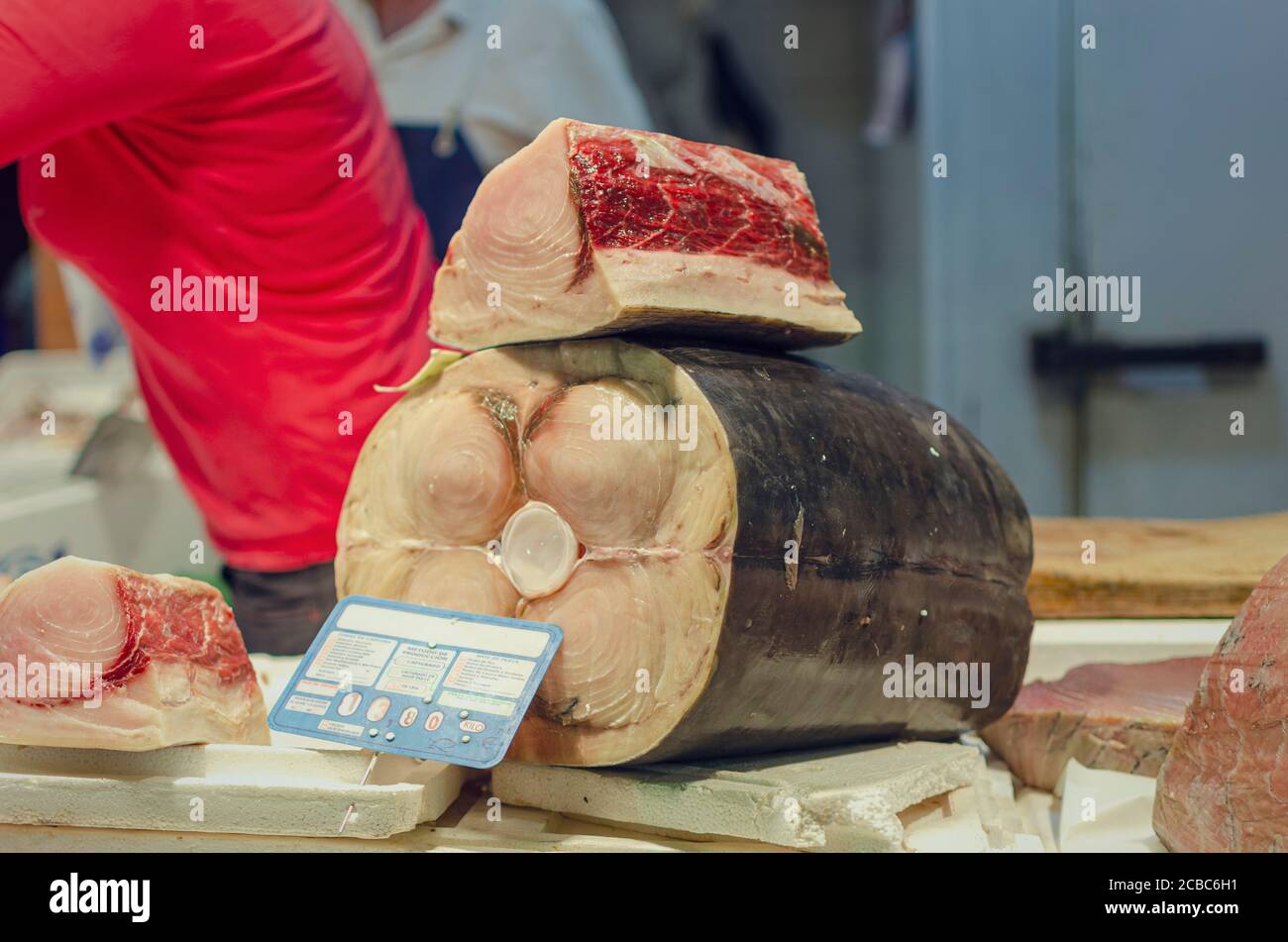 Espadon brut sur le comptoir d'exposition au marché Triana. Séville, Espagne Banque D'Images